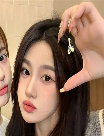 修复重制：《闪婚后,她带萌娃惊艳全球》不同导演版本比较：艺术风格差异分析